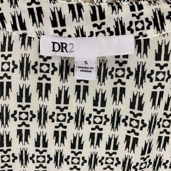 DR2 V Neck Black and White Sleeveless Top - Picture 4 of 5